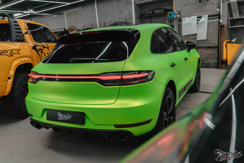 Оклеили Porsche Macan ярко-салатовым винилом и забронировали матовым полиуретаном, окрасили диски в черный глянец, установили ремни безопасности в цвет пленки (напечатали цвет!)